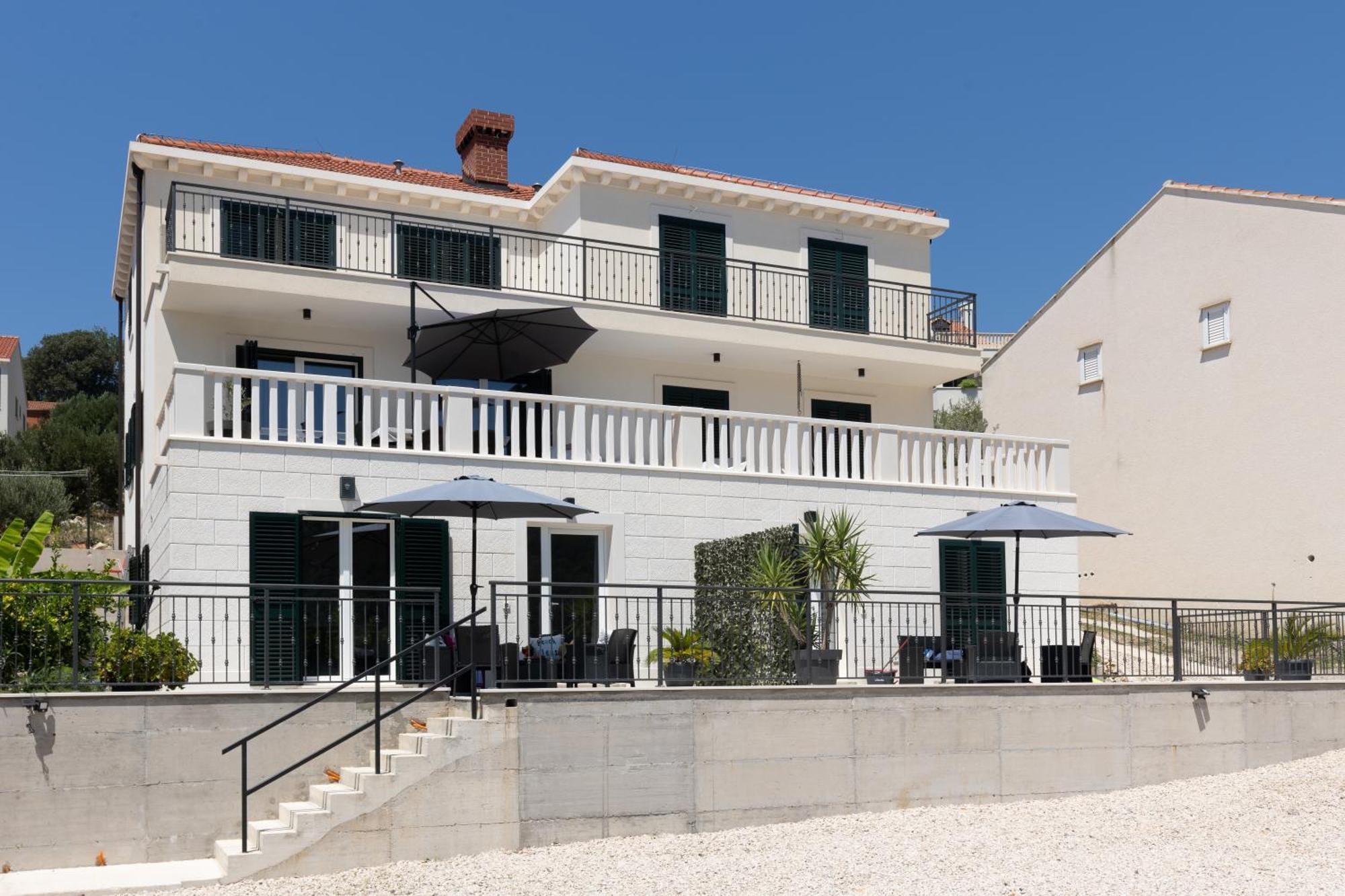 Honoris - Brand New - Private Parking - 90 M From The Beach- Terrace Slano
